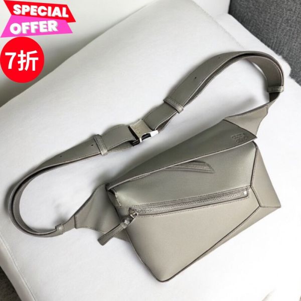 Loewe 經典小牛皮小號 Puzzle 腰包/胸前包 瀝青灰色 Loewe郵差包, 軍裝風包包, 小牛皮肩背包, 男士郵差包推薦, Jacquard 緹花肩帶, 高端奢華包款, Loewe Anagram郵差包, 名牌斜挎包, 時尚郵差包, 深灰色郵差包。