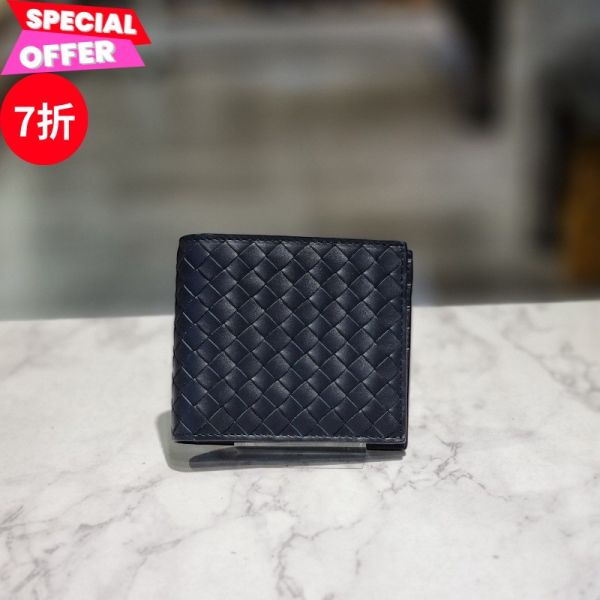 Bottega Veneta 113993 男款經典編織對折短夾  午夜藍 Bottega Veneta、編織短夾、對折皮夾、小牛皮夾、藍色皮件、男士短夾、平行輸入、精品平行輸入、100%真品、專櫃真品保證、精品折扣、優惠精品價格、限時優惠、快速配送、台灣精品代購