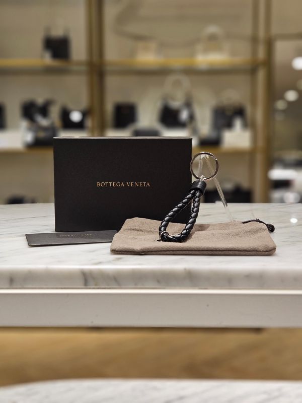 Bottega Veneta 113539 經典編織小羊皮銀色圓牌鑰匙圈  黑色 Bottega Veneta、編織鑰匙圈、小羊皮配件、黑色鑰匙圈、精品吊飾、銀色配件、平行輸入、精品平行輸入、100%真品、專櫃真品保證、精品折扣、優惠精品價格、限時優惠、快速配送、台灣精品代購