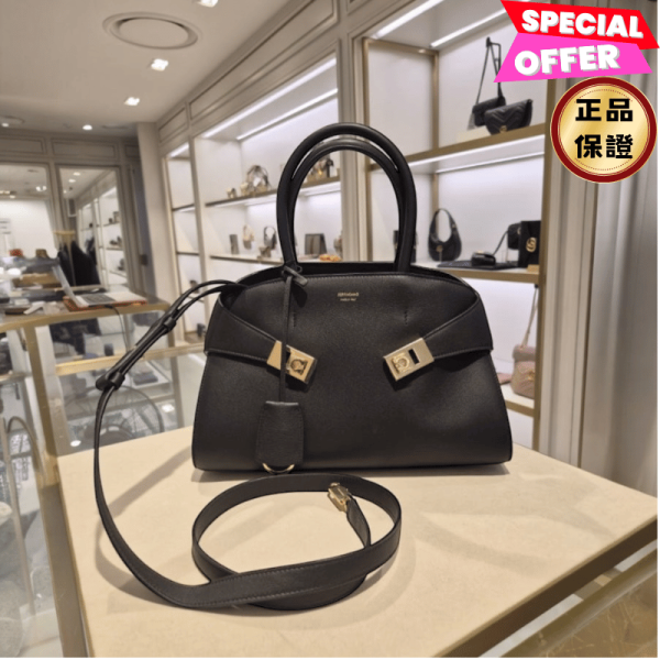 Salvatore Ferragamo 766758 小款 粒紋小牛皮 Hug 包    黑色 FERRAGAMO HUG 小款手提包、復古風格手提包
、FERRAGAMO Gancini 搭扣包、小牛皮手提包、可調式肩帶包
經典設計手提包、奢華粒面小牛皮包