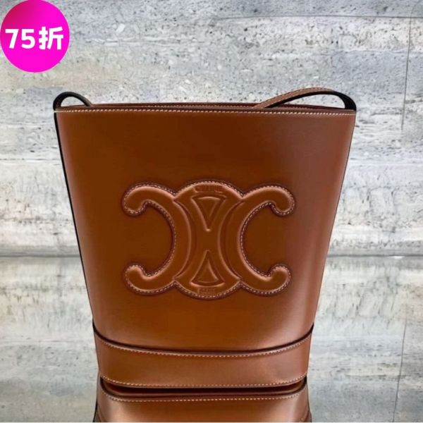 Celine 113783 小款皮革 Cuir 凱旋門水桶包  黃褐色 CELINE Triomphe Bucket 手袋, 小牛皮手袋, CELINE 小號手袋, 黃褐色 Bucket 手袋, 義大利製奢華包款, CELINE 斜背包, 釘扣開關手袋, 可調肩帶手袋