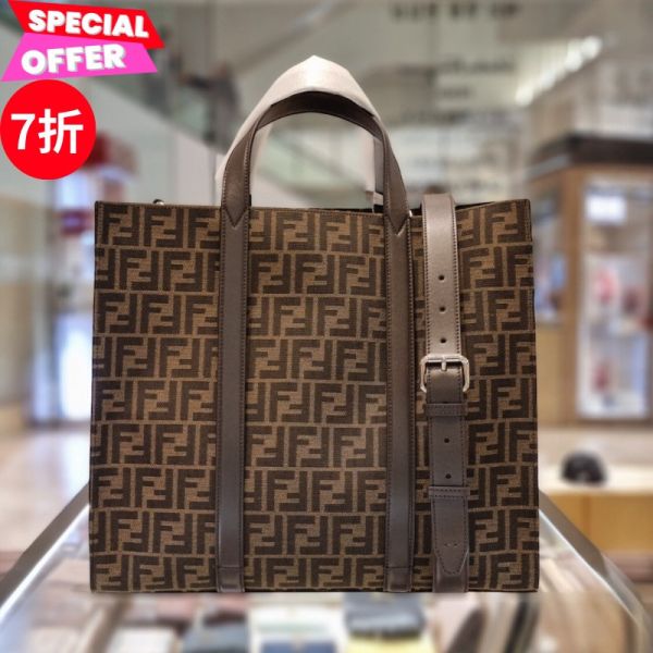 Fendi 7VA390 FF 緹花及皮革托特包  棕色 Fendi、FF托特包、7VA390、緹花包、托特包、皮革包、精品包款、精品包推薦、大型包款推薦、實用包款推薦、精品包評價、精品包價格、平行輸入、精品平行輸入、100%真品、專櫃真品保證、精品折扣、優惠精品價格、限時優惠、快速配送、台灣精品代購、精品包包哪裡買、精品包專櫃價格