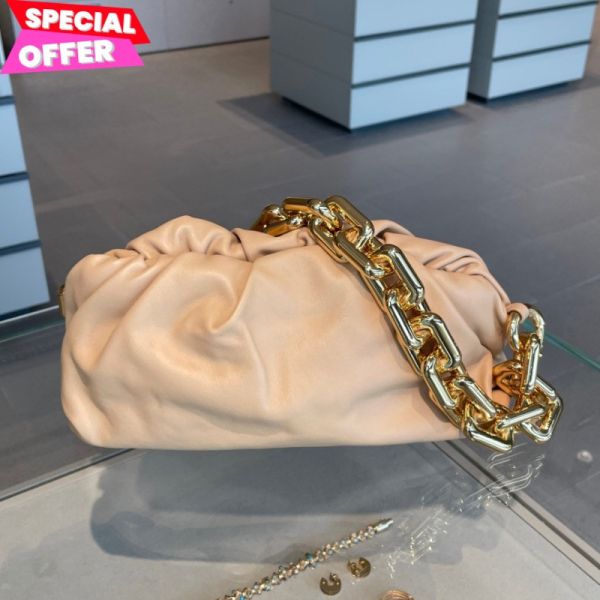 Bottega Veneta 620230 BV Chain 玫瑰金鍊雲朵包  杏桃色 Bottega Veneta, BV Chain Pouch, 雲朵包, Bottega Veneta 玫瑰金鍊包, Bottega Veneta 杏桃色包, 精品鏈條包, Bottega Veneta 皮革包, 精品包推薦, 精品包價格, Bottega Veneta 包款評價, 雲朵包價格, 平行輸入, 精品平行輸入, 100% 真品, 專櫃真品保證, 精品折扣, 優惠精品價格, 限時優惠,