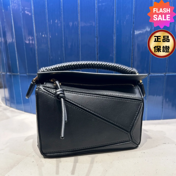 Loewe 平滑小牛皮迷你 Puzzle 包  編織提把/黑色﻿ Loewe、Puzzle、Loewe包包價格、Loewe包專櫃、Loewe包款評價、Loewe包包尺寸、Loewe專櫃位置、Loewe真品鑑定、小牛皮包、幾何包、輕量包、精品包款、精品包推薦、小型包款推薦、實用包款推薦、精品包評價、精品包價格、平行輸入、精品平行輸入、100%真品、專櫃真品保證、精品折扣、優惠精品價格、限時優惠、快速配送、台灣精品代購、精品包包哪裡買、精品包專櫃價格