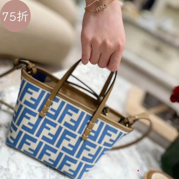 Fendi 8BS096 迷你 FF 帆布及皮革 Roll 托特包    希臘藍色/付可拆卸長肩帶 Fendi 8BS096 迷你 FF 帆布及皮革 Roll 托特包



希臘藍色/付可拆卸長肩帶