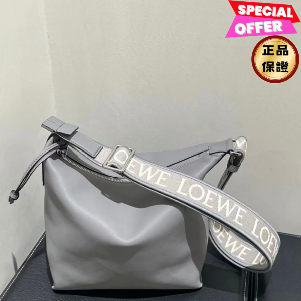 Loewe 小款 Cubi 柔軟光滑小牛皮緹花斜背包       瀝青灰 Loewe Cubi包, 小牛皮斜背包, 緹花背帶包, 名牌大容量包, 柔軟舒適包款, 高端奢華包款, 通勤包推薦。
