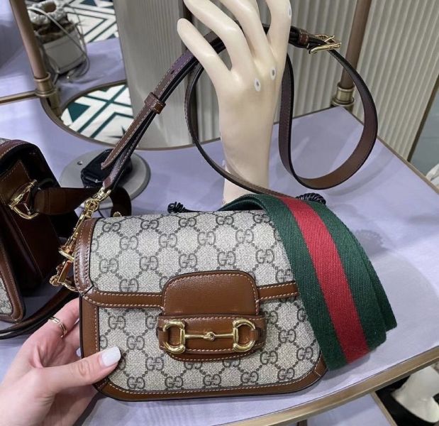 Gucci 1955 Horsebit 帆布小牛皮迷你馬鞍包   附兩條肩背帶 Gucci 1955 Horsebit 帆布小牛皮迷你馬鞍包   附兩條肩背帶