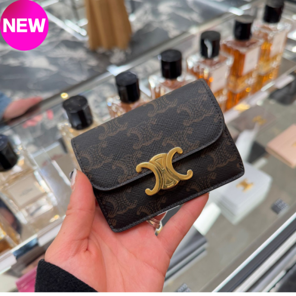 Celine Triomphe 凱旋門標誌老花翻蓋卡片套 Celine, Triomphe, 翻蓋卡片套, 塗層帆布, 義大利製造, 時尚配件, 2025夏日單品, 奢華設計, 高端卡片套,