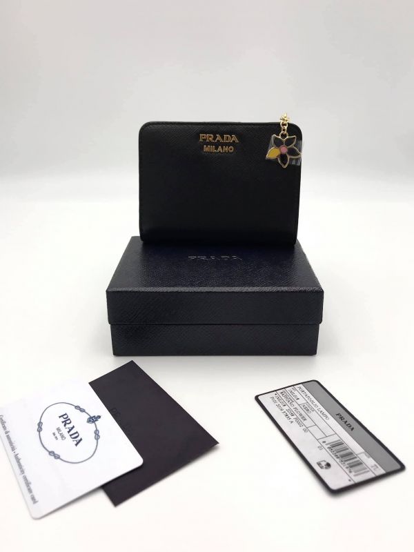 Prada 1ML018 Saffiano 倒三角標 Logo 小花拉鍊二折短夾  黑色 