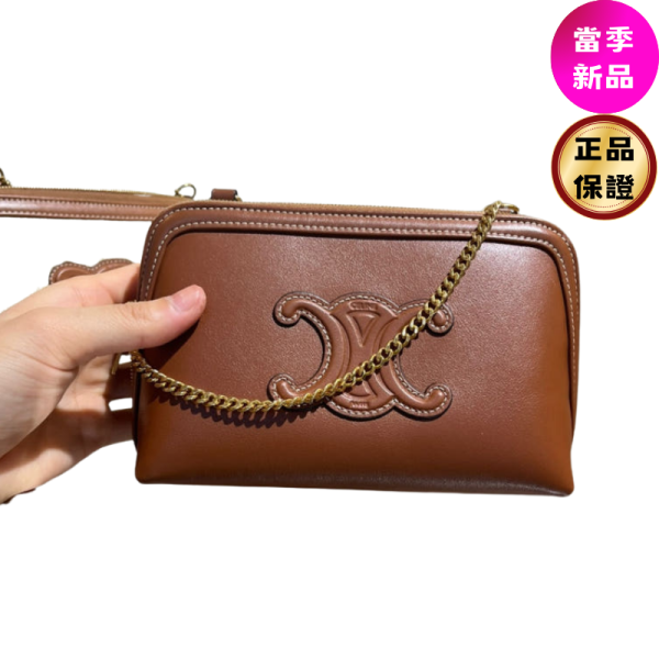 Celine 10E383 Triomphe 凱旋門皮革金鍊相機包  黃褐色 Celine, 小牛皮, Triomphe, 凱旋門相機包, 義大利製造, 2025時尚, Hedi Slimane, 金色鍊條, 高端手袋, 黃褐色設計