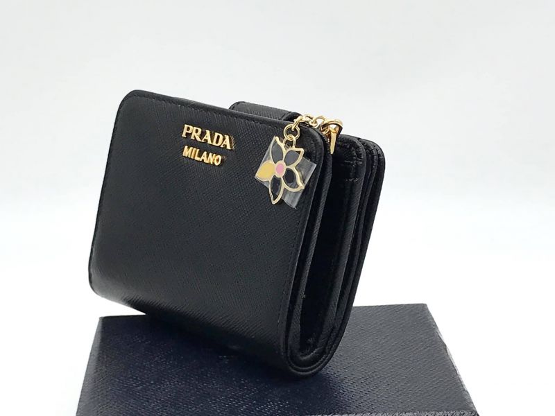 Prada 1ML018 Saffiano 倒三角標 Logo 小花拉鍊二折短夾  黑色 