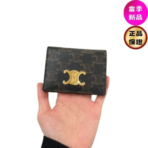 Celine 10P352 Triomphe 凱旋門標誌印花雙摺卡包 Celine 卡包,Celine 雙摺卡包,Celine 標誌印花,精品卡包推薦,Celine 皮革小物