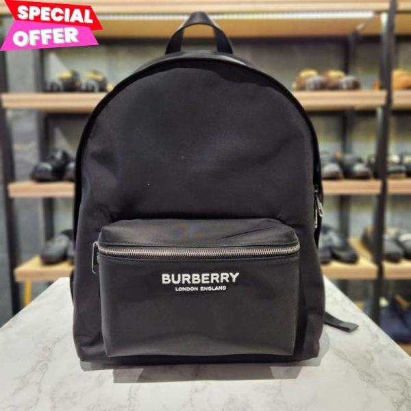 Burberry 80634951 尼龍雙肩後背包    黑色 Burberry雙肩包, 尼龍後背包, 黑色雙肩包, 筆電隔層後背包, 義大利製精品包, Burberry時尚背包, 抗撕裂背包, 都會型男包款