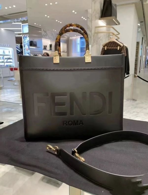 Fendi 8BH386 中款小牛皮 Sunshine 包    黑色/附肩帶 Fendi 8BH386 中款小牛皮 Sunshine 包
黑色/附肩帶