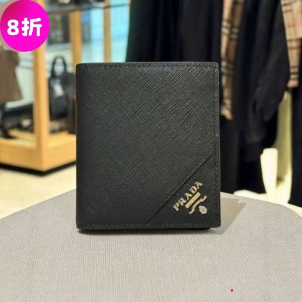 Prada 2MO004 男款立體徽標 Saffiano 皮革對折短夾    黑色 Prada短夾, Prada皮革短夾, Prada黑色錢包, Prada Saffiano短夾, Prada對折錢包