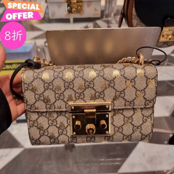 Gucci 409487金蜜蜂燙印小款經典鎖扣 Padlock 包 Gucci Padlock雙鍊包,小號金色蜜蜂燙印包,Gucci鎖扣肩背包