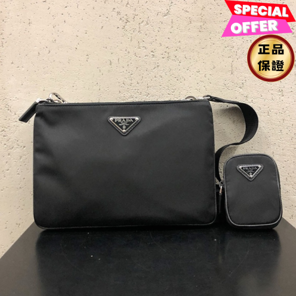 Prada 2VH120 大款再生尼龍雙層斜背包  附萬用袋掛飾    黑色 Prada、Re-nylon、Prada包包價格、Prada包專櫃、Prada包款評價、Prada包包尺寸、Prada專櫃位置、Prada真品鑑定、尼龍包、斜背包、環保包、精品包款、精品包推薦、斜背包推薦、實用包款推薦、精品包評價、精品包價格、平行輸入、精品平行輸入、100%真品、專櫃真品保證、精品折扣、優惠精品價格、限時優惠、快速配送、台灣精品代購、精品包包哪裡買、精品包專櫃價格