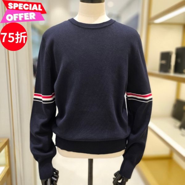 Thom Browne 男款 條紋羅緞飾邊棉質針織衫/上衣    藍黑色    2M/3L/4XL Thom Browne、針織衫、棉質上衣、條紋衣、精品服飾、平行輸入、精品平行輸入、100%真品、專櫃真品保證、精品折扣、優惠精品價格、限時優惠、快速配送、台灣精品代購