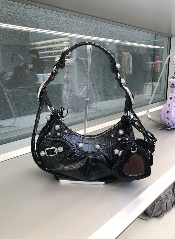 Balenciaga 671309 Le Cagole XS 鱷紋小牛皮水鑽包  經典黑 Balenciaga、Le Cagole、鱷魚紋包、水鑽包、小牛皮包、精品包包、平行輸入、精品平行輸入、100%真品、專櫃真品保證、精品折扣、優惠精品價格、限時優惠、快速配送、台灣精品代購