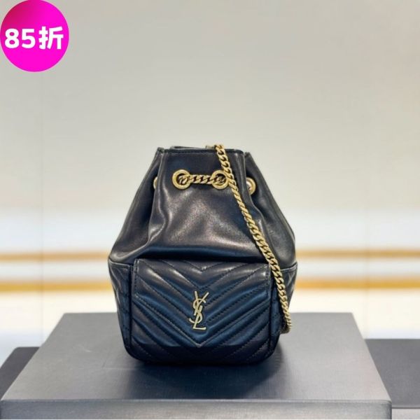 Saint Laurent 760745 YSL Joe 絎縫小羊皮迷你水桶包    黑色配金釦 Saint Laurent、Joe、760745、YSL 760745、小羊皮包、黑色包包、水桶包、迷你包、V紋絎縫、義大利製奢侈品包包、YSL標誌包、金釦包、精品包推薦、精品包評價、精品包價格、平行輸入、100%真品、專櫃真品保證、限時優惠、精品包包哪裡買