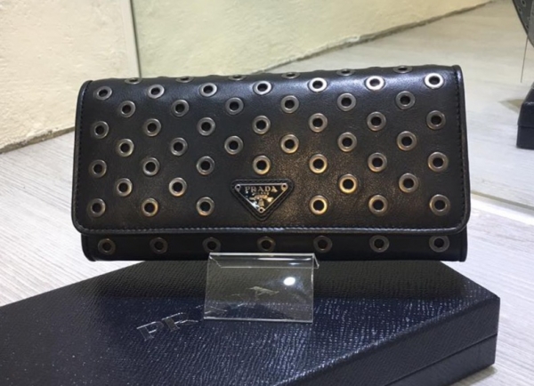 Prada  1ML506  鉚釘鑲孔翻蓋皮革長夾 