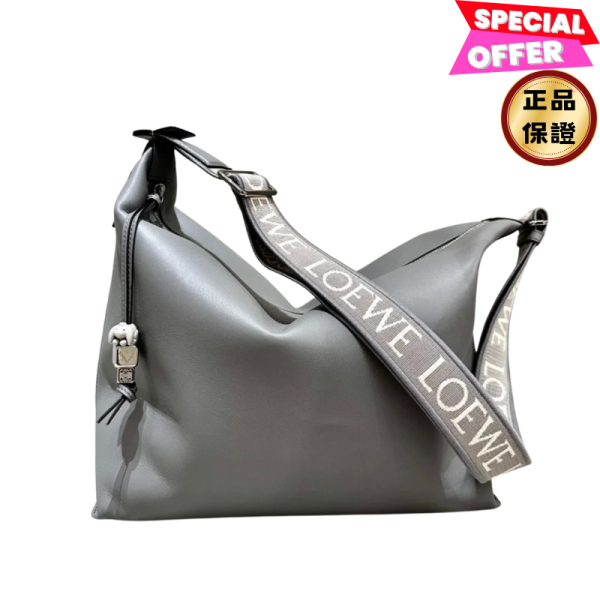 Loewe 小款 Cubi 柔軟光滑小牛皮緹花斜背包       瀝青灰 Loewe Cubi包, 小牛皮斜背包, 緹花背帶包, 名牌大容量包, 柔軟舒適包款, 高端奢華包款, 通勤包推薦。