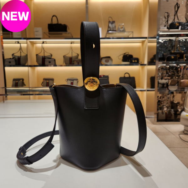 Loewe 柔軟小牛皮迷你 Pebble Bucket 水桶包    黑色/附長肩帶 Loewe迷你水桶包, Pebble Bucket包, 蔚藍色小牛皮包, 高端精品水桶包, 都會女性包款, Loewe經典設計, 西班牙製精品包, 優雅百搭包款