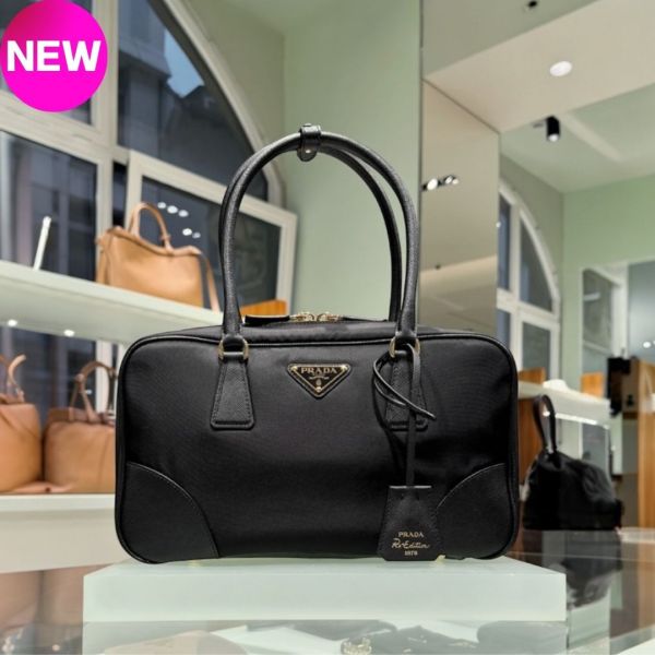 Prada 1BB155 中款 Re-Nylon 及 Saffiano 1978皮革保齡球包 黑色/附可拆卸長肩帶 Prada Re-Edition 1978 手袋, 中號 Re-Nylon 手袋, 可持續時尚, Saffiano 皮革手袋, Prada 經典款, 搪瓷三角標誌手袋, 可拆肩背帶, Prada 奢華包款