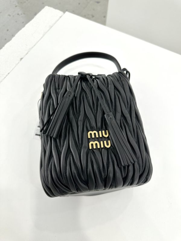 Miu Miu 5BE084 Matelasse 納帕皺摺抽繩水桶包    黑色 Miu Miu 5BE084 Matelasse 納帕皺摺抽繩水桶包   黑色