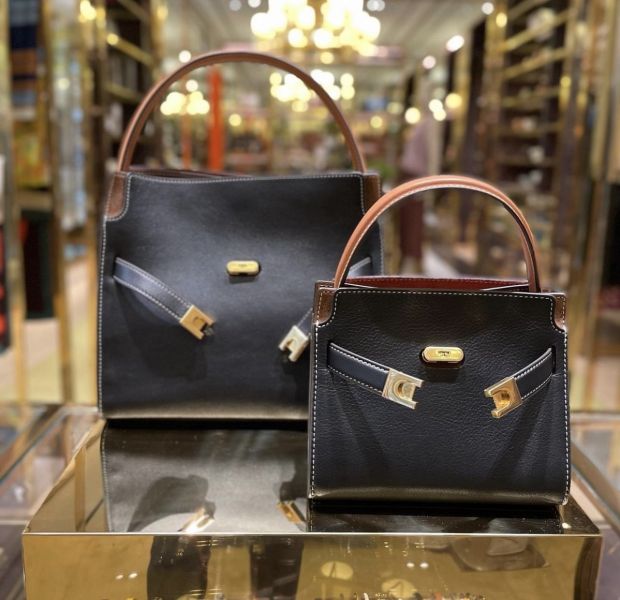 Tory Burch Lee Radziwill Petite 雙層鎖扣皮革包  黑色 Tory Burch Lee Radziwill, 荔枝紋雙層包, 蘑菇棕肩背包, 越南製奢華手袋, 金屬鎖扣包, 迷你斜背包, 女士時尚通勤包, 層次設計百搭包