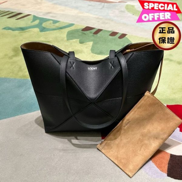Loewe 柔軟粒面小牛皮 大款 Puzzle Fold 橫式托特包  黑色 探索 Loewe Puzzle Fold 大型托特包,採用柔軟粒面小牛皮與可折疊幾何設計,輕盈實用,適合日常與旅行使用,展現現代精品美學。