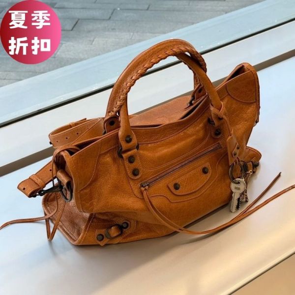 Balenciaga 823058 Le City 小羊皮中款機車包  焦糖棕色 Balenciaga 手袋, 中款小羊皮包, 焦糖色 小羊皮編織包, 義大利手工, 低調奢華, 摩托風, 夏日時尚