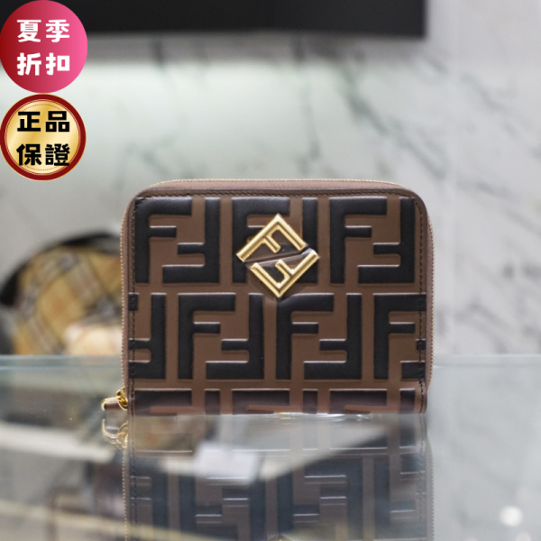 Fendi 8M0508 Diamonds FF皮革皮夾棕色 Fendi, FF皮革, FF Diamonds, 全拉鏈式皮夾, 義大利製造, 2025時尚, Kendall Jenner, 實用設計, 三側拉鍊, 奢華風格