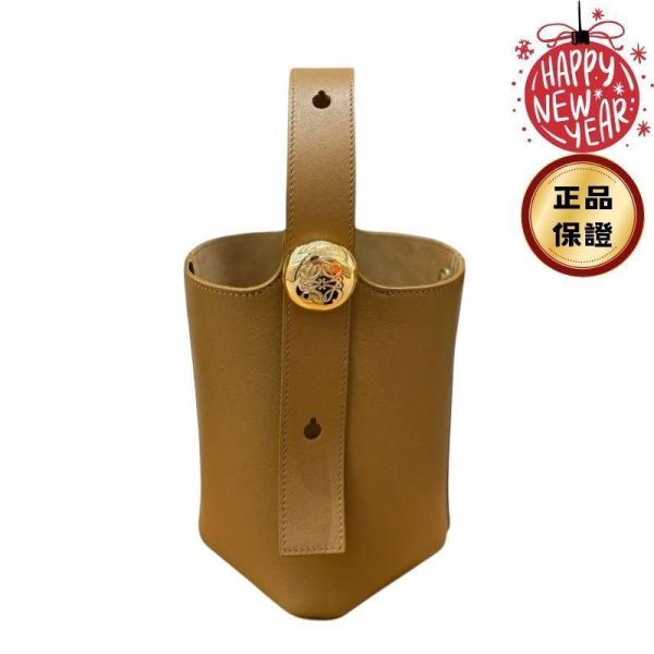 Loewe 柔軟小牛皮迷你 Pebble Bucket 水桶包 橡木色/附長肩帶 Loewe迷你水桶包, Pebble Bucket包, 蔚藍色小牛皮包, 高端精品水桶包, 都會女性包款, Loewe經典設計, 西班牙製精品包, 優雅百搭包款