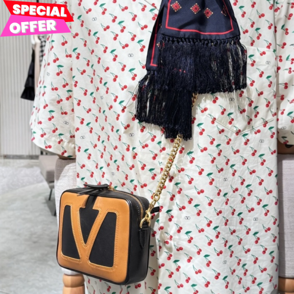Valentino Viva Superstar Nappa 納帕相機餐盒包   咖啡色/黑色 Valentino Garavani 斜背包, Viva Superstar 包, 納帕羊皮革包, VLogo 設計, 義大利手工包, 奢華時尚包, 時尚斜背包