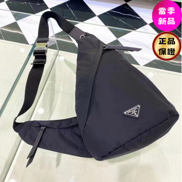 Prada 2VZ092 再生尼龍和皮革單間背包      黑色      黑色 Prada 肩背袋, Re-Nylon 設計, 再生尼龍, 搪瓷金屬標誌, 實用風格