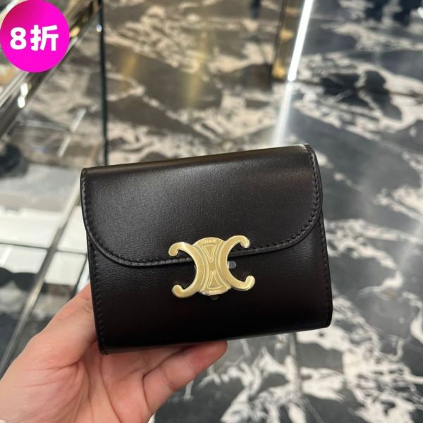 Celine 10D783 凱旋門光滑羊皮小型翻蓋短夾    黑色 Celine、Triomphe、短夾、羊皮夾、精品皮夾、平行輸入、精品平行輸入、100%真品、專櫃真品保證、精品折扣、優惠精品價格、限時優惠、快速配送、台灣精品代購