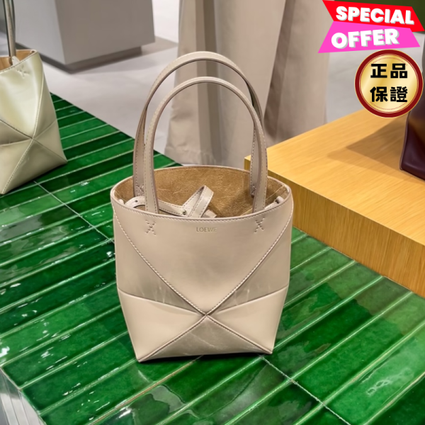 Loewe 迷你亮面小牛皮 Puzzle Fold 折疊托特包 沙色 Loewe迷你Puzzle包, Puzzle Fold折疊托特包, 黑色亮面小牛皮, 高端輕便包款, 西班牙製精品包, Anagram金箔壓紋包, 旅行實用肩背包, 幾何設計時尚包