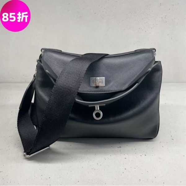 Balenciaga 827583 Rodeo 小款牛皮郵差包  黑色/銀釦  付兩條肩背帶 Balenciaga、Rodeo Messenger、小款男包、精品郵差包、雙背帶設計、義大利製真品、黑色牛皮包、Balenciaga男包推薦、男士精品包、精品平行輸入、100%真品、限時優惠品