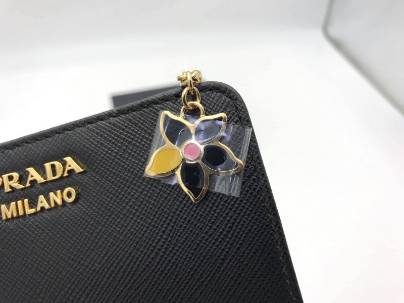 Prada 1ML018 Saffiano 倒三角標 Logo 小花拉鍊二折短夾  黑色 