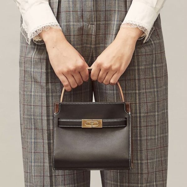 Tory Burch Lee Radziwill Petite 雙層鎖扣皮革包  黑色 Tory Burch Lee Radziwill, 荔枝紋雙層包, 蘑菇棕肩背包, 越南製奢華手袋, 金屬鎖扣包, 迷你斜背包, 女士時尚通勤包, 層次設計百搭包