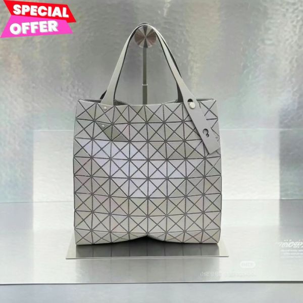 BaoBao Issey Miyake  8X8 格 Lucent Matte 幾何拼接托特包  白色 BAOBAO幾何托特包,Lucent Matte包款,Issey Miyake托特包推薦,BAOBAO拼接包,日系霧面幾何包,日本設計品牌,建築感手提包,精品平行輸入,100%真品,限時優惠通勤包