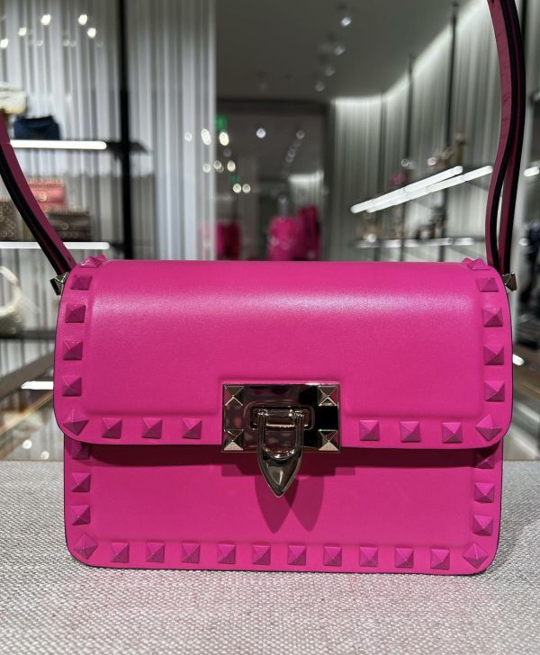 Valentino Rockstud23 小款光滑小牛皮肩背包 霓粉色 Valentino Rockstud23 小款光滑小牛皮肩背包