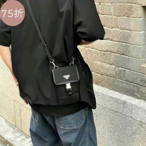 Prada 2ZH109 再生尼龍及Saffiano皮革肩背掛繩手機套/手機包  黑色 Prada 2ZH109 再生尼龍及Saffiano手機套/手機包

黑色