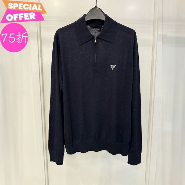 Prada UMB815 男款超精紡羊毛 Polo 衫/上衣    深藍色    EU48 Ｍ/50Ｌ Prada Polo 衫, 超精紡羊毛上衣, 羊毛 Polo 衫, 義大利製男裝, Prada 簡約針織衫, 男士高端時尚, 春夏羊毛上衣, 時尚 Polo 衫, Prada 男士服飾, 高品質羊毛衫