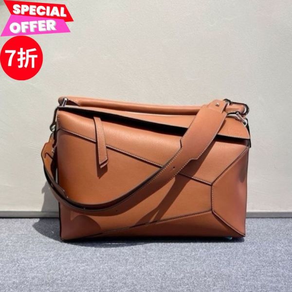 Loewe 經典小牛皮革大款 Puzzle 包    新尺寸/焦糖色 Loewe、Puzzle、大款puzzle包、焦糖色包包、小牛皮包、幾何包、三用包、精品包款、精品包推薦、大包款推薦、實用包款推薦、精品包評價、精品包價格、平行輸入、精品平行輸入、100%真品、專櫃真品保證、精品折扣、優惠精品價格、限時優惠、快速配送、台灣精品代購、精品包包哪裡買、精品包專櫃價格