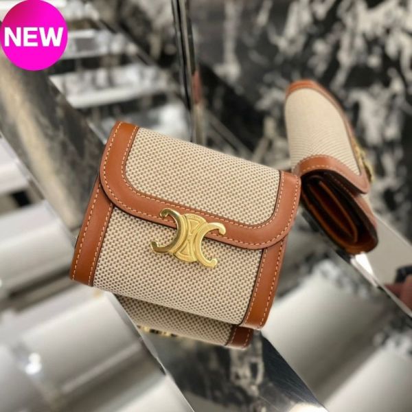 Celine Triomphe 帆布經典凱旋門Logo 3折短夾 Celine Triomphe 帆布經典凱旋門 3折短夾
原色 / 黃褐色