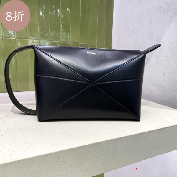 Loewe Puzzle Fold 亮面小牛皮盥洗化妝包/手拿包  黑色 Loewe盥洗包, Puzzle Fold包, 亮面小牛皮包, 幾何線條設計, 黑色小型包, Loewe旅行包, 西班牙製時尚包, 旅行必備精品, 都市高端盥洗包