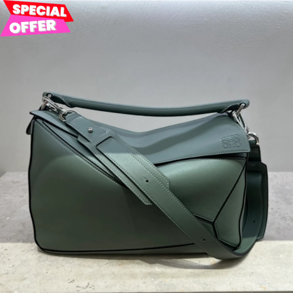 Loewe  大款經典小牛皮 Edge Puzzle包  常青綠色 Loewe、Puzzle Edge、小型 Puzzle、熱帶綠包包、小牛皮包、幾何包、三用包、西班牙製奢侈品包包、單針縫線包、Loewe 手袋、精品包推薦、精品包評價、精品包價格、平行輸入、100%真品、專櫃真品保證、限時優惠、精品包包哪裡買