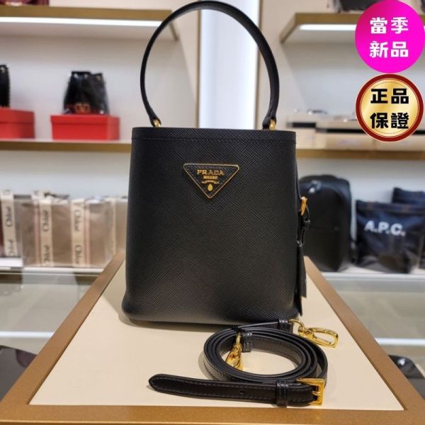 Prada 1BA217 小款 Double Saffiano Panier 皮革水桶包  黑色 Prada 1BA217 小款 Saffiano Panier 水桶包 



黑色





粉色